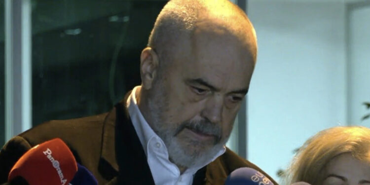 Amerikanët i kanë vënë vizën, Rama i tronditur para gazetarëve, “bombardohet” me pyetje për ish-zyrtarin e FBI-së