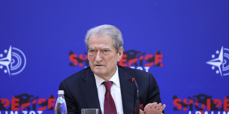 Arrestimi i ish-zyrtarit të FBI-së, Berisha: 15 nga 16 faqet e akt akuzës i kushtohen ‘fund e krye’ Edi Ramës, mafia shqiptare më e rrezikshmja në botë