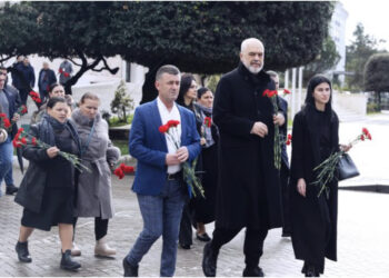 I vrau me dorën e Agron Malajt dhe me urdhër të Lulzim Bashës, Edi Rama bën sikur i qan shpirti për 4 viktimat e 21 Janarit