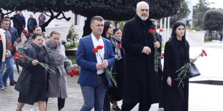 I vrau me dorën e Agron Malajt dhe me urdhër të Lulzim Bashës, Edi Rama bën sikur i qan shpirti për 4 viktimat e 21 Janarit