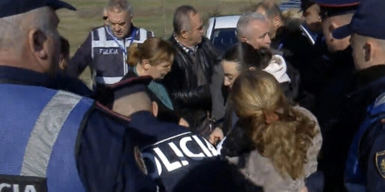 Aksi Thumanë-Kashar, banorët e Bërxullës bllokojnë rrugën e Rinasit