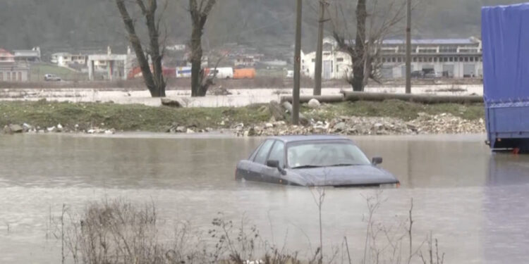 Reshjet e dendura të shiut, del nga shtrati lumi Buna, përmbyten 275 Ha në Muriqan e Oblikë