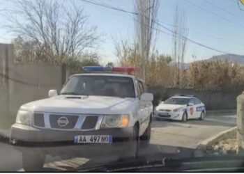 Protestuan në Unazën e Elbasanit për aksidentet, policia kontroll në shtëpi