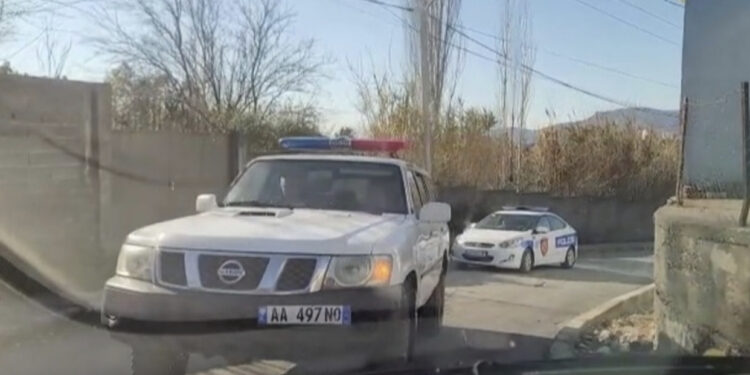 Protestuan në Unazën e Elbasanit për aksidentet, policia kontroll në shtëpi