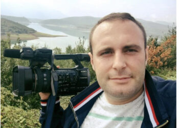 Dhunohet gazetari Elvis Hila dhe bashkëshortja e tij, policia shpall në kërkim dy persona