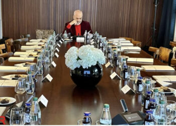 Pak para mbledhjes me ministrat, Rama poston foto nga tryeza: Ai momenti kur bën detyrat para orës së mësimit