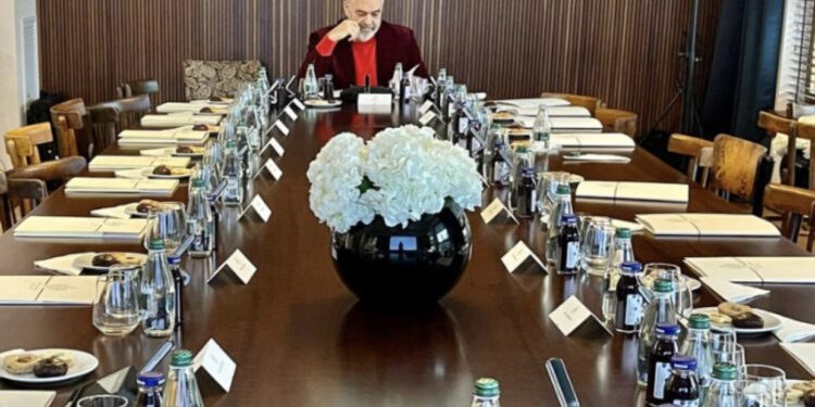 Pak para mbledhjes me ministrat, Rama poston foto nga tryeza: Ai momenti kur bën detyrat para orës së mësimit