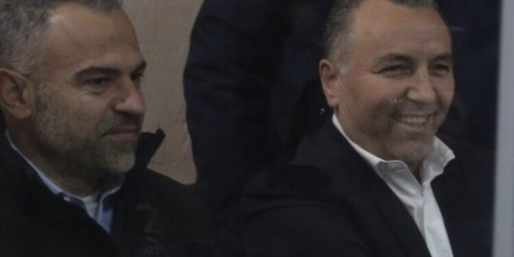 FOTO/ Sekretari në spital! Drejtori dhe përmbaruesi qeshin brenda “kafazit”