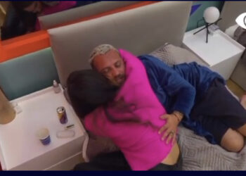 VIDEO/ Luizi mban veshur rrobëdishanin e Kiarës, ajo afrohet dhe e puth!