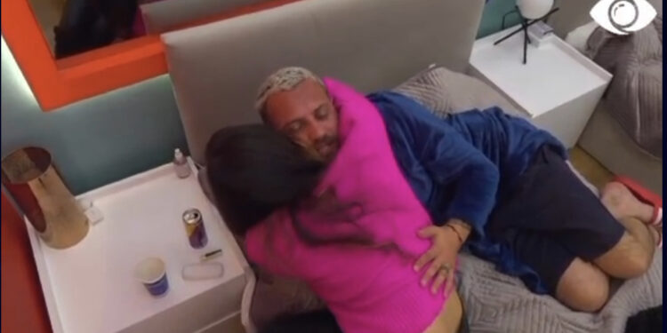 VIDEO/ Luizi mban veshur rrobëdishanin e Kiarës, ajo afrohet dhe e puth!