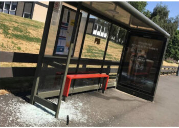 Vonohet autobusi! I riu thyen xhamat dhe stolat e stacionit