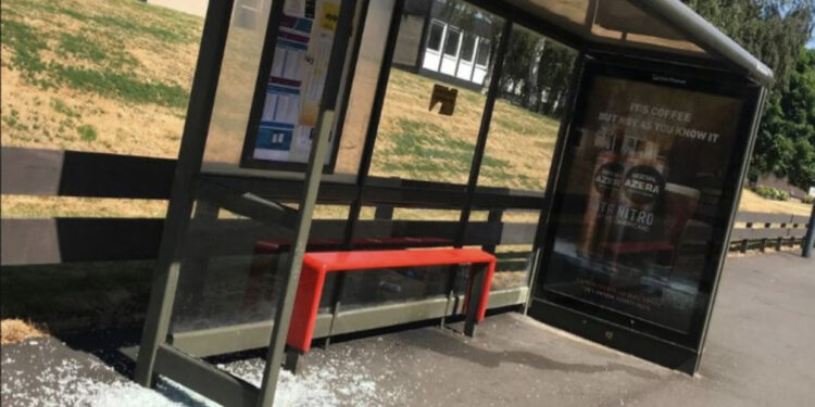 Vonohet autobusi! I riu thyen xhamat dhe stolat e stacionit