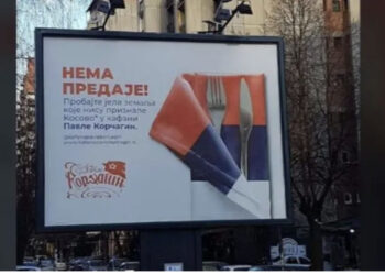 Serbët nuk ndalen me provokime në veri të Mitrovicës, shkrimi në banerin reklamues!