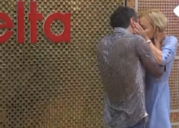 VIDEO/ Sytë te Luizi, por Amosi i befason të gjithë dhe jep puthjen e parë në Big Brother