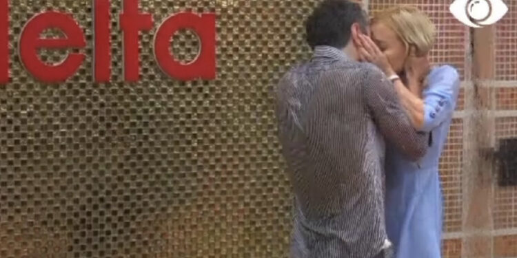 VIDEO/ Sytë te Luizi, por Amosi i befason të gjithë dhe jep puthjen e parë në Big Brother