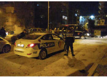 EMRI/ Pranga efektivit në Tiranë, me makinë me xhama të zinj dhe drogë i iku postbllokut dhe ofendoi kolegët