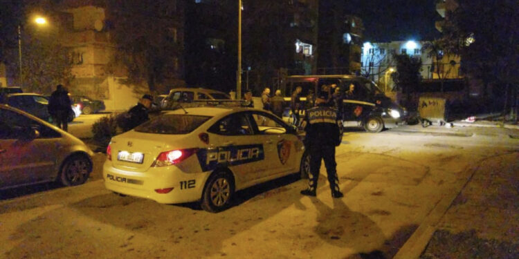 EMRI/ Pranga efektivit në Tiranë, me makinë me xhama të zinj dhe drogë i iku postbllokut dhe ofendoi kolegët