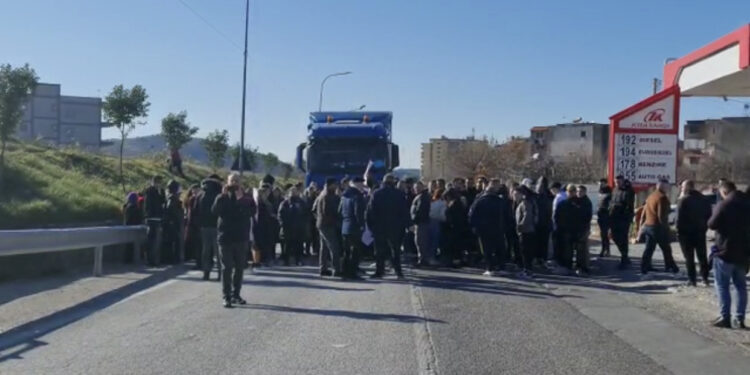 Aksidenti me vdekje i 20-vjeçarit në Elbasan, banorët në protestë: Të forcohen kontrollet