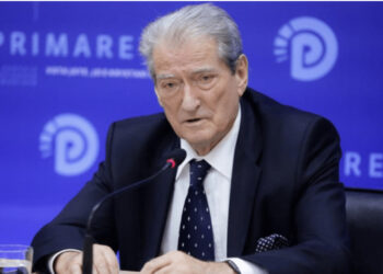 FOTO/ Berisha ndan foto dhe ironizon Ramën: Surreli shpallet “fshat satelitor”