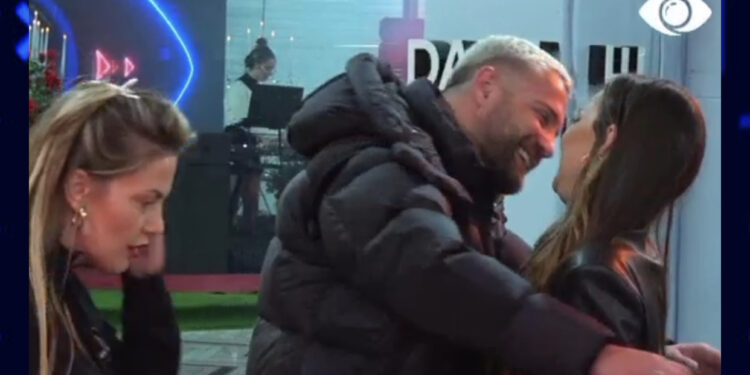 VIDEO/ Pas debatit, pajtohen Kiara dhe Luizi! Puthje e përqafime mes tyre