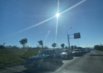 FOTO/ Përplasen “kokë më kokë” dy mjete në Elbasan, rëndohet trafiku