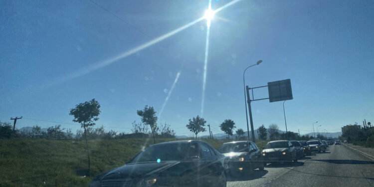 FOTO/ Përplasen “kokë më kokë” dy mjete në Elbasan, rëndohet trafiku