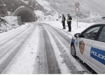 Dëbora bllokon Rrugën e Arbrit, Policia: Ja itinerari që duhet të ndiqni për në Tiranë dhe anasjelltas!