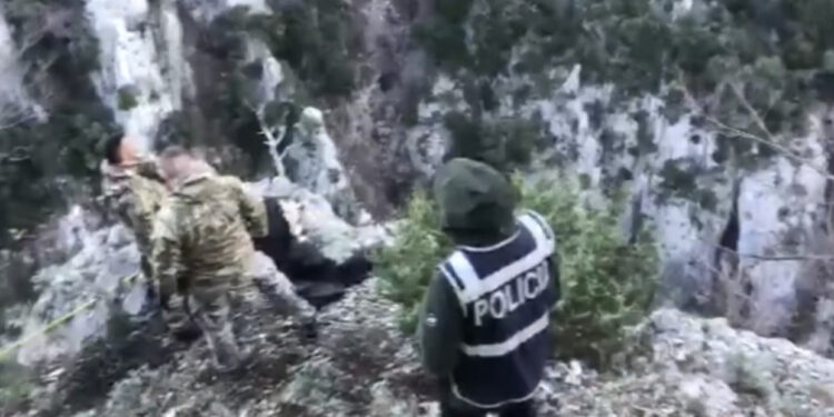 DALIN PAMJET/ Momenti kur RENEA shpëton 43-vjeçarin që mbeti i bllokuar në kanionet e Gramshit teksa kërkonte për flori