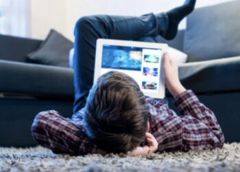 Mjeku apel prindërve: Mbajini larg fëmijët nga pajisjet teknologjike, dëmtojnë sytë