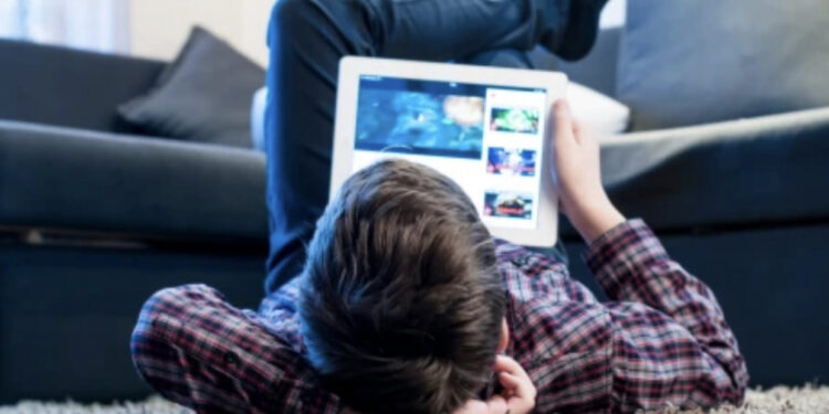 Mjeku apel prindërve: Mbajini larg fëmijët nga pajisjet teknologjike, dëmtojnë sytë