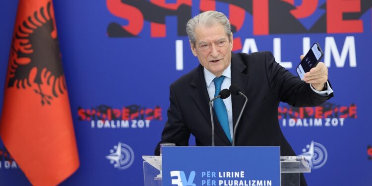 VIDEO/ A ke frikë nga arrestimi për 21 Janarin? Berisha: Lërini budallallëqet