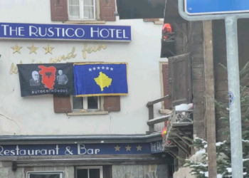 Vuçiç “shuplakë fytyrës”/ Pritet në Davos me flamurin e Shqipërisë së Madhe