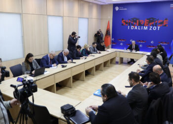 Menjëherë pas përfundimit të seancës në Kuvend, Berisha mbledh deputetët në seli