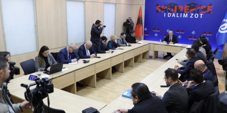 Menjëherë pas përfundimit të seancës në Kuvend, Berisha mbledh deputetët në seli