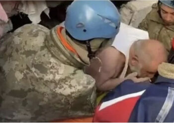 U gjet nën rrënoja me cigare në gojë, turku: Më vdiqën gruaja dhe vajza përpara syve