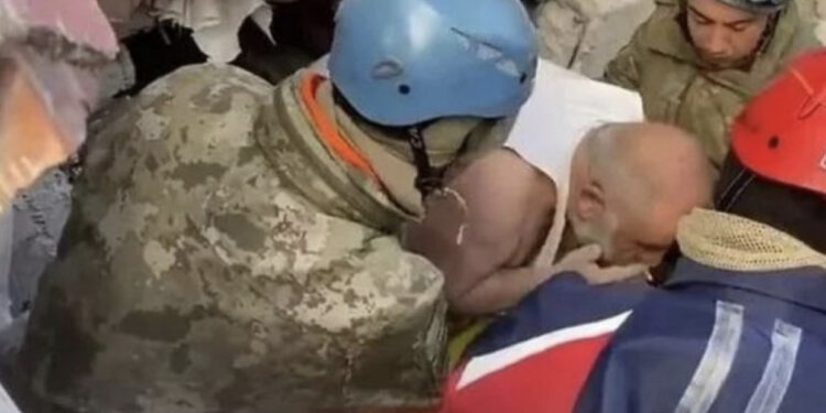 U gjet nën rrënoja me cigare në gojë, turku: Më vdiqën gruaja dhe vajza përpara syve