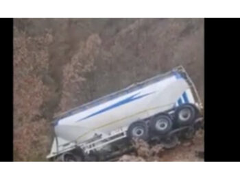 Aksident i frikshëm te “Kthesat e Pishkashit”, cisterna e gazit del nga rruga dhe bie në greminë