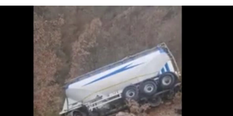 Aksident i frikshëm te “Kthesat e Pishkashit”, cisterna e gazit del nga rruga dhe bie në greminë