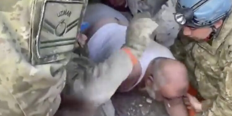 U nxor nga rrënojat me cigare në gojë, 60 vjeçari turk tregon se si arriti të mbijetonte për 56 orë i bllokuar