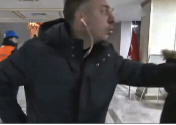 VIDEO/ Po shante Erdoganin, gazetari fsheh mikrofonin për të mos u dëgjuar ankesa e qytetarit