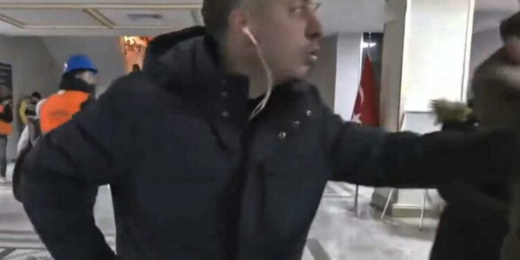 VIDEO/ Po shante Erdoganin, gazetari fsheh mikrofonin për të mos u dëgjuar ankesa e qytetarit