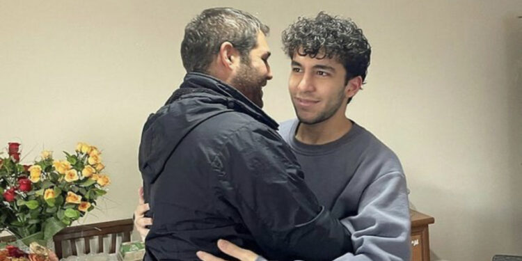 Rrëfimi/ 19-vjeçari turk mbijetoi 63 orë nën rrënoja, regjistroi çdo gjë në celular