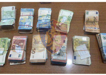 FOTO/ Poshtë sediljes! Bllokohen 125 mijë Euro në Durrës