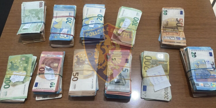 FOTO/ Poshtë sediljes! Bllokohen 125 mijë Euro në Durrës