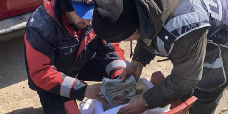 FOTO/ Nixrret nga rrënojat në Turqi tenxherja e mbushur me para, askush s’i ka dalë për zot 150 mijë dollarëve