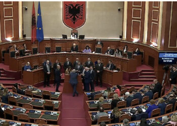 LIVE-Ikën protestuesit! Rama shkon si burracak në Kuvend