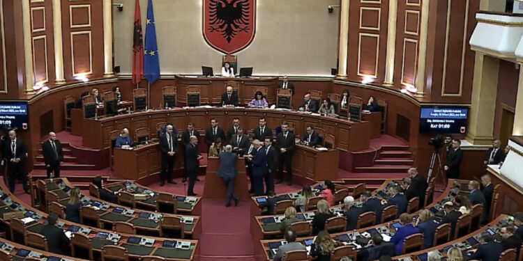 LIVE-Ikën protestuesit! Rama shkon si burracak në Kuvend