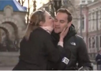 VIDEO/ Po transmetonte live, gazetarit i ndodh e papritura, një vajzë i afrohet dhe…