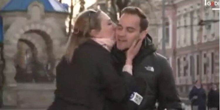 VIDEO/ Po transmetonte live, gazetarit i ndodh e papritura, një vajzë i afrohet dhe…