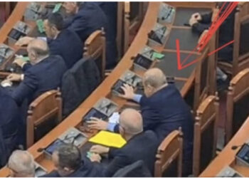 Me të dyja duart! Momenti kur deputeti socialist voton edhe për kolegen